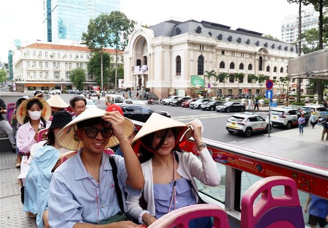 Le Vietnam a accueilli près de 10,7 millions de touristes étrangers au premier semestre. Photo: VNA