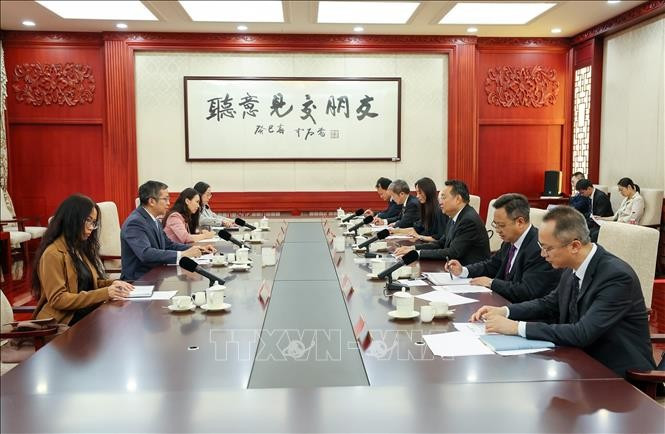 Séance de travail entre l'ambassadeur du Vietnam en Chine, Pham Thanh Binh, et Wang Gang, chef adjoint du Département de l’information du Comité central du PCC. Photo: VNA