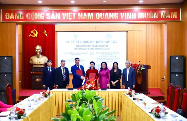 Signature d'un protocole d'accord entre la Zone des vestiges du Président Hô Chi Minh au Palais présidentiel et l’Université d’État de Saint-Pétersbourg. Photo: VNA