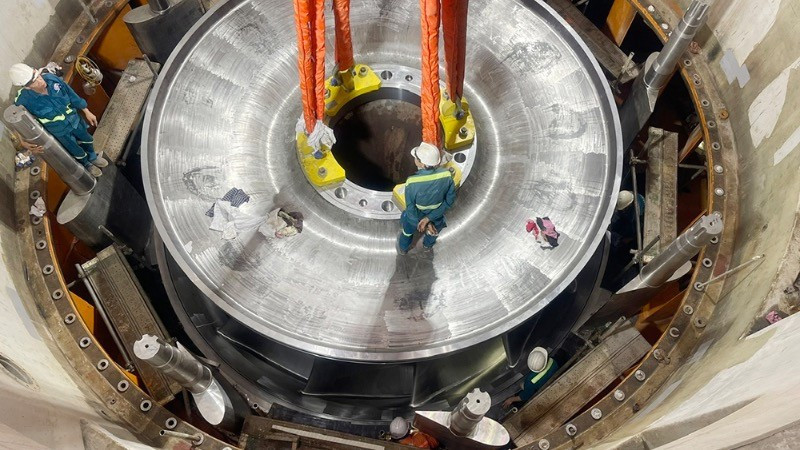 Installation réussie du rotor du premier turboalternateur du projet d'agrandissement de la centrale hydroélectrique de Hoa Binh. Photo: VNA