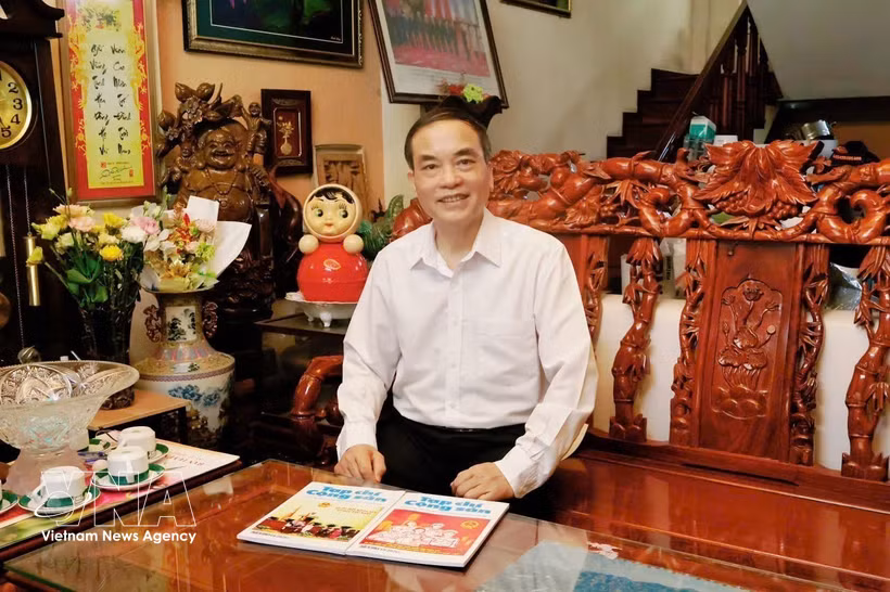 Le professeur associé et Dr Vu Van Phuc, président du Conseil scientifique de l'Institut d'économie et de droit international. Photo: VNA