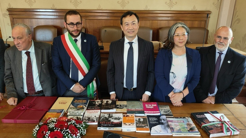 L'ambassadeur du Vietnam en Italie, Duong Hai Hung (au milieu), remet des livres sur le Président Hô Chi Minh à Masciano. Photo: VNA