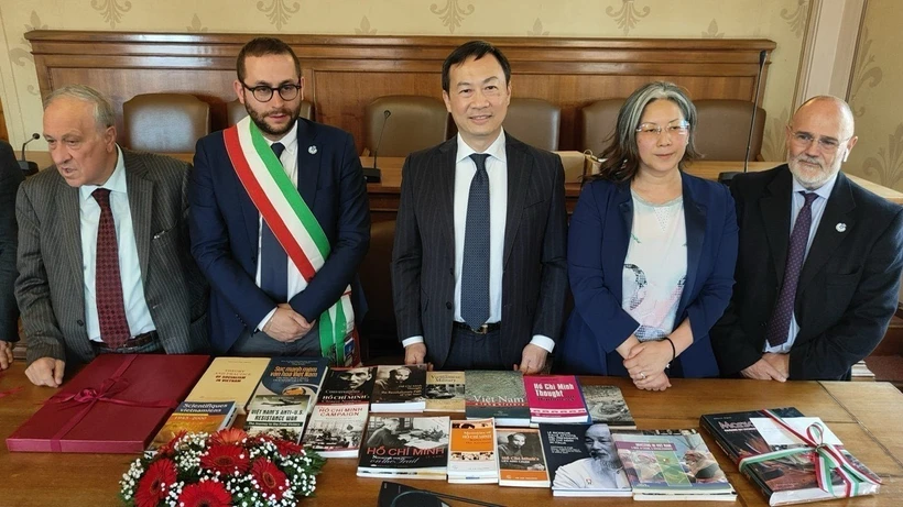 L'ambassadeur du Vietnam en Italie, Duong Hai Hung (au milieu), remet des livres sur le Président Hô Chi Minh à Masciano. Photo: VNA