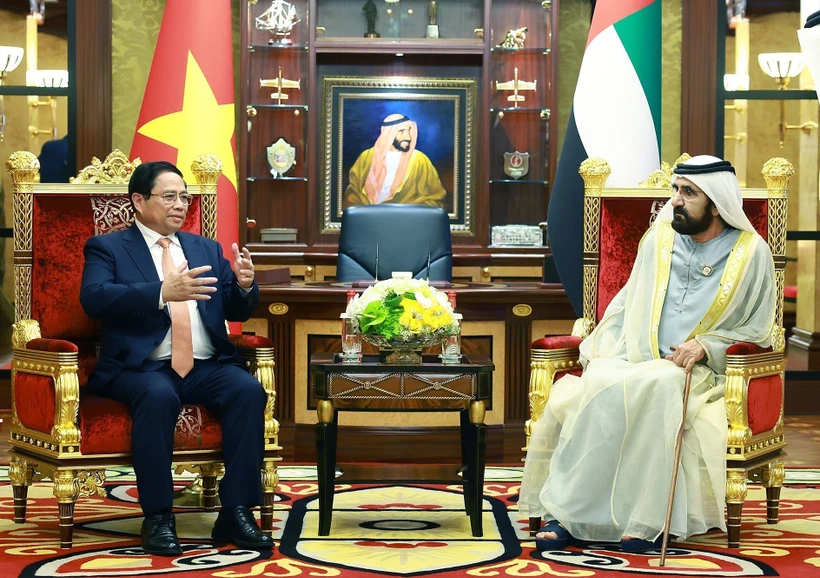 Le Premier ministre Pham Minh Chinh (gauche) rencontre le vice-président et Premier ministre des Émirats arabes unis, Cheikh Mohammed bin Rashid Al Maktoum, le 28 octobre 2024. Photo: VNA