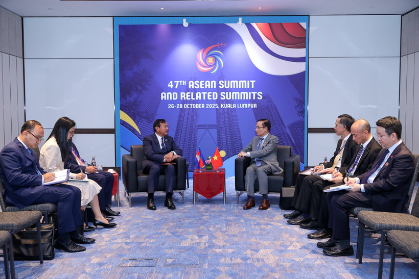 Le ministre des Affaires étrangères, Lê Hoài Trung (droite) rencontre le vice-Premier ministre et ministre cambodgien des AE et de la Coopération internationale, Prak Sokhonn. Photo: VNA