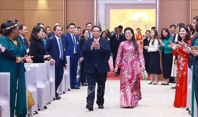 Le Premier ministre Pham Minh Chinh et son épouse président un banquet en l’honneur du corps diplomatique à l’occasion du Nouvel An lunaire. Photo: VNA