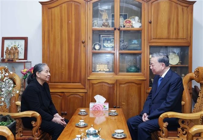 Le secrétaire général du Parti, Tô Lâm, et l'épouse du feu secrétaire général Nguyen Phu Trong, Ngo Thi Man. Photo: VNA