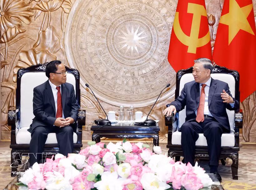 Le secrétaire général du Parti et président de la République, To Lam, reçoit Khamphan Phommathat, membre du Bureau politique du Parti populaire révolutionnaire lao (PPRL), vice-Premier ministre et ministre lao de la Justice. Photo: VNA