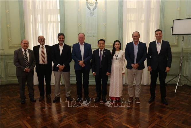 L’ambassadeur du Vietnam en Argentine Bui Van Nghi (4e de droite) lors de sa visite de travail dans l’État brésilien d’Espírito Santo. Photo: VNA