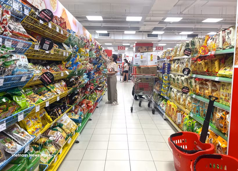 Le total des ventes au détail de biens et des recettes des services de consommation au premier semestre 2026 est estimé à 3.889,5 billions de dôngs (près de 149,6 milliards de dollars). Photo: VNA
