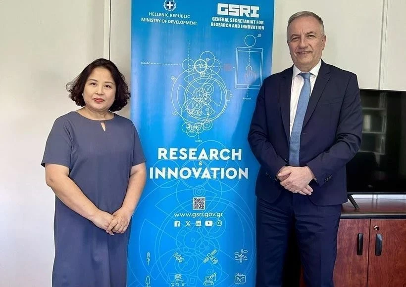 L'ambassadrice du Vietnam en Grèce, Pham Thi Thu Huong et Stavros Kalafatis, vice-ministre grec du Développement en charge de la Recherche et de l'Innovation. Photo: VNA