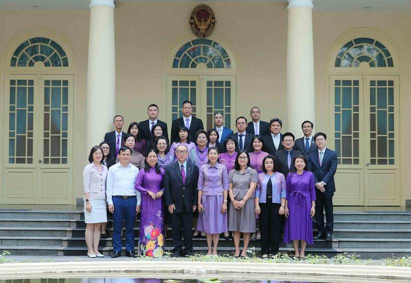 La délégation de la Princess Maha Chakri Award Foundation à Hanoï. Photo: VNA