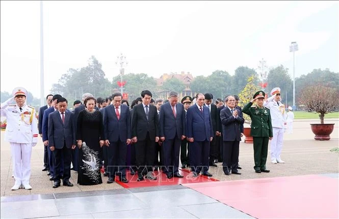 Des dirigeants rendent hommage au Président Hô Chi Minh en son mausolée à Hanoï, à l'occasion du Nouvel An du Serpent 2025. Photo: VNA