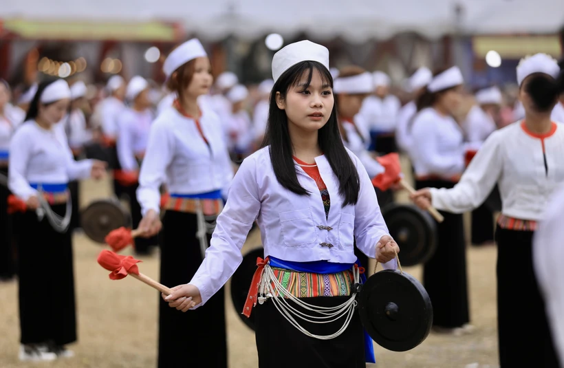 Un spectacle interprété par des femmes de l'ethnie Muong lors de la fête « Khai Hạ ». Photo: VNA