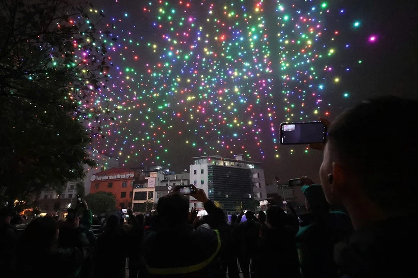 2 025 drones créeront ce week-end un spectacle magique au-dessus du lac de l'Ouest. Photo: laodong.vn