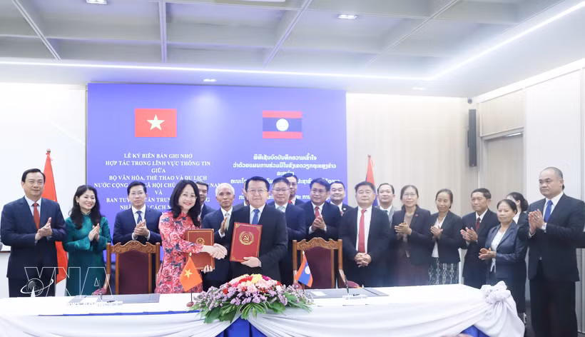 Lors de la cérémonie de signature du protocole d’accord sur la coopération Vietnam-Laos en matière d'information pour la période 2026-2030. Photo: VNA