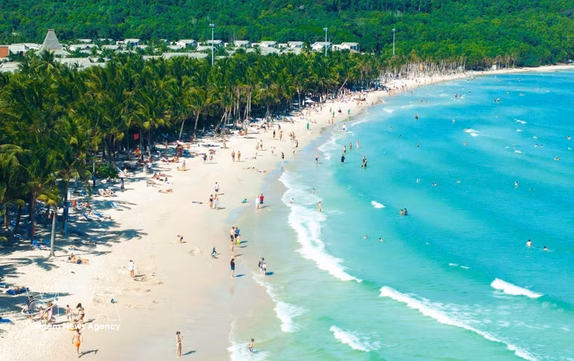 Les localités côtières comme Phu Quoc et Da Nang se placent en tête de la vague touristique de l'été 2026. Photo: VNA