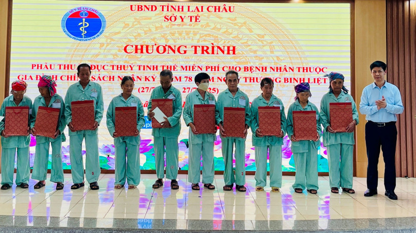 Remise des cadeaux aux patients opérés à Lai Châu. Photo: baolaichau.vn