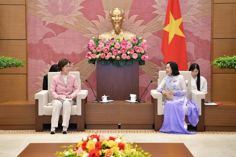 La vice-présidente de l’Assemblée nationale, Nguyen Thi Thanh (droite), et Lee In-sun, présidente du Comité pour l’égalité des sexes et la famille de l’Assemblée nationale sud-coréenne. Photo: VNA