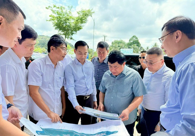 Le vice-Premier ministre Nguyen Chi Dung inspecte le projet de la route provinciale DT.975. Photo: VNA