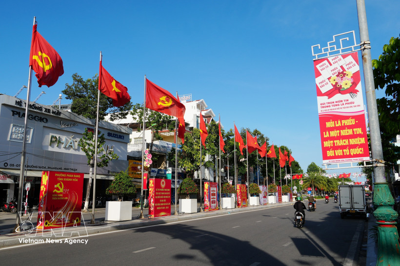Une rue à Khanh Hoa décorée de drapeaux et de banderoles en l'honneur des élections législatives. Photo: VNA