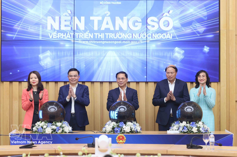 Lancement de la plateforme numérique du ministère de l’Industrie et du Commerce consacrée au développement des marchés étrangers. Photo: VNA