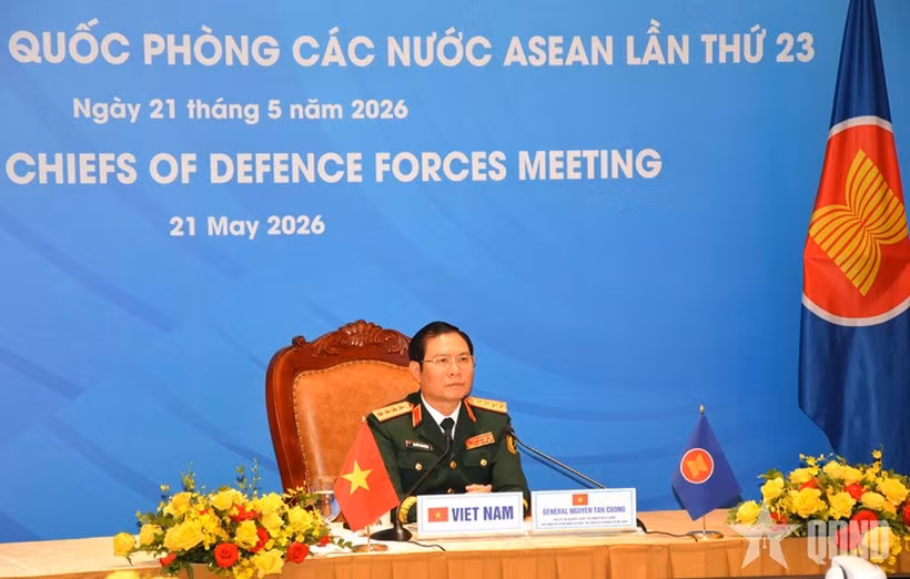 Le chef de la délégation vietnamienne, le général Nguyen Tan Cuong, chef d’état-major général de l’Armée et vice-ministre de la Défense, assiste à la 23e Réunion des chefs des forces de défense de l’ASEAN. Photo: VNA