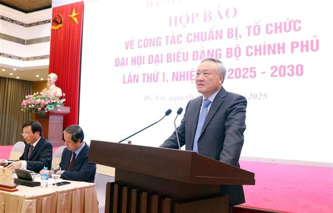 Le vice-Premier ministre permanent, Nguyên Hoa Binh, préside la conférence de presse sur les préparatifs du 1er Congrès de l’organisation du Parti au sein du Gouvernement pour le mandat 2025-2030. Photo: VNA