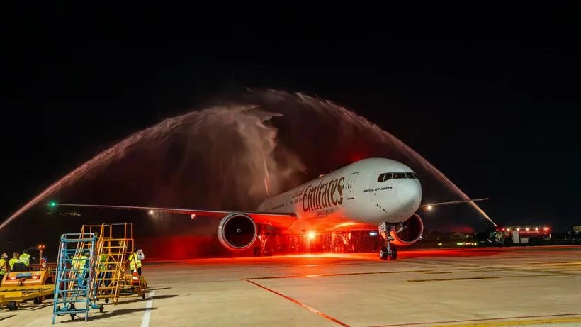 Le premier vol d'Emirates reliant Dubaï à Da Nang est salué par un salut au canon à eau. Photo : Sun Group