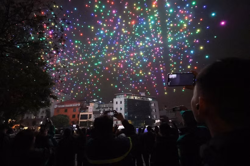2 025 drones créeront ce week-end un spectacle magique au-dessus du lac de l'Ouest. Photo: laodong.vn