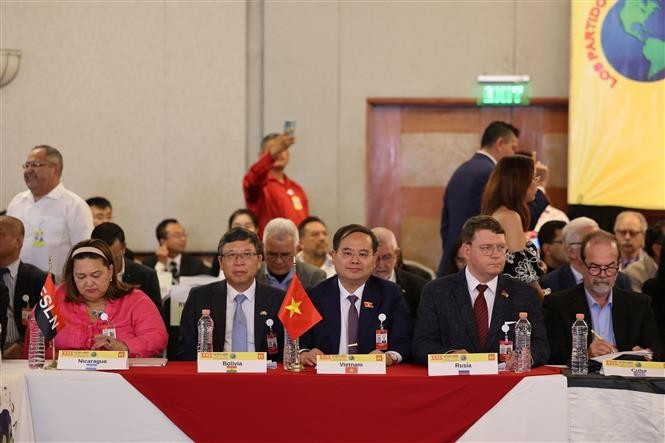 Quan Minh Cuong (3e de droite), secrétaire du Comité du Parti de la province de Cao Bang, à la tête d’une délégation du PCV, au Forum de la gauche mondiale 2025 au Mexique. Photo: VNA
