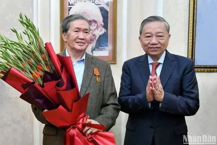 Le secrétaire général du Parti communiste du Vietnam Tô Lâm (droite) félicite Dinh Thê Huynh. Photo: VNA