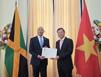 L'ambassadeur du Vietnam à Cuba et en Jamaïque, Le Quang Long (droite), présente ses ses lettres de créance au gouverneur général de la Jamaïque, Patrick Allen. Photo: VNA