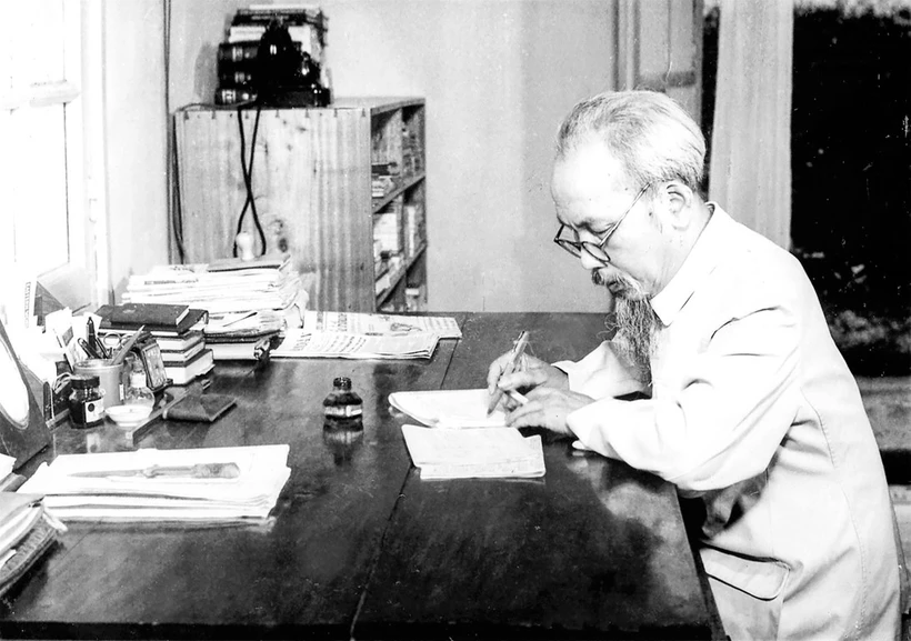 Le Président Hô Chi Minh travaille dans la maison 54 à Hanoï. Photo d'archives: VNA
