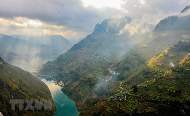 Le haut plateau karstique de Dông Van, reconnu géoparc mondial par l’UNESCO, a été sacré « Meilleure destination culturelle régionale en Asie 2025 ». Photo: VNA