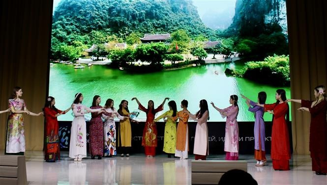 Spectacle à la Journée culturelle du Vietnam dans la ville de Tioumen. Photo: VNA