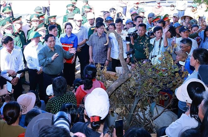 Le Premier ministre Pham Minh Chinh rend visite aux sinistrés de la commune de Da Gi, province de Gia Lai. Photo: VNA