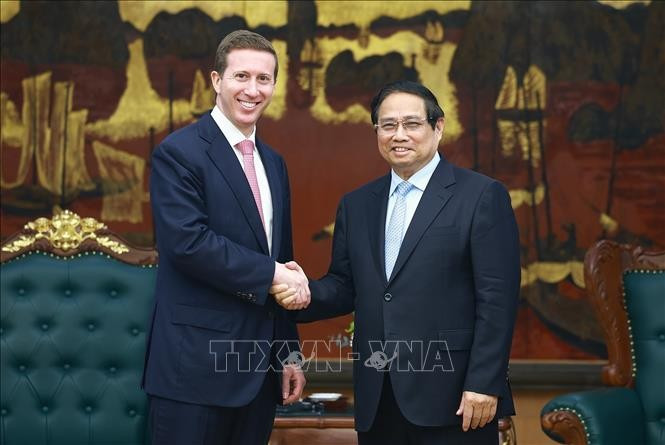Le Premier ministre Pham Minh Chinh (droite) reçoit Jeffrey Perlman, directeur général du fonds Warburg Pincus. Photo: VNA