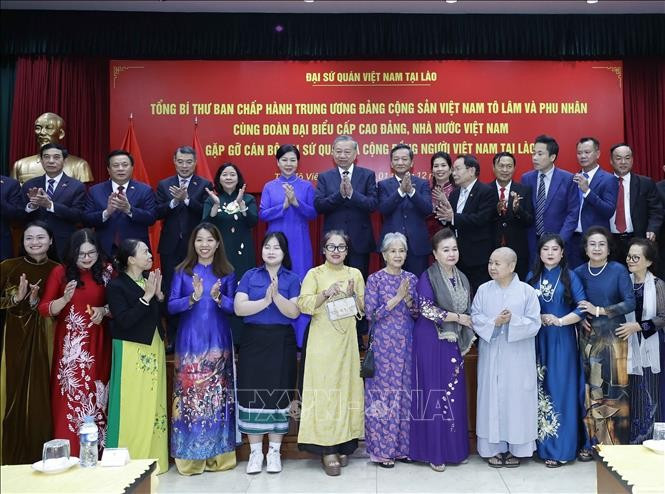 Le secrétaire général Tô Lâm rencontre la communauté vietnamienne au Laos. Photo: VNA