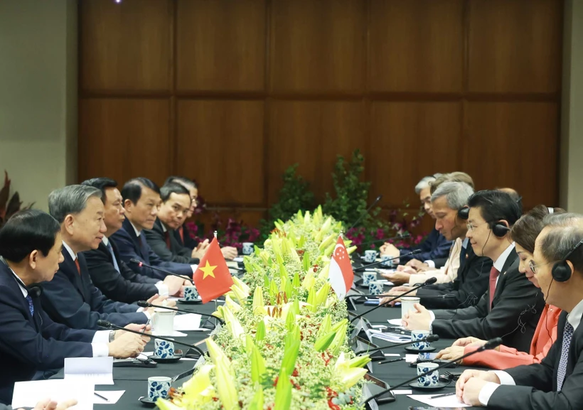 Entretien entre le secrétaire général du PCV Tô Lâm et le Premier ministre singapourien, Lawrence Wong. Photo: VNA