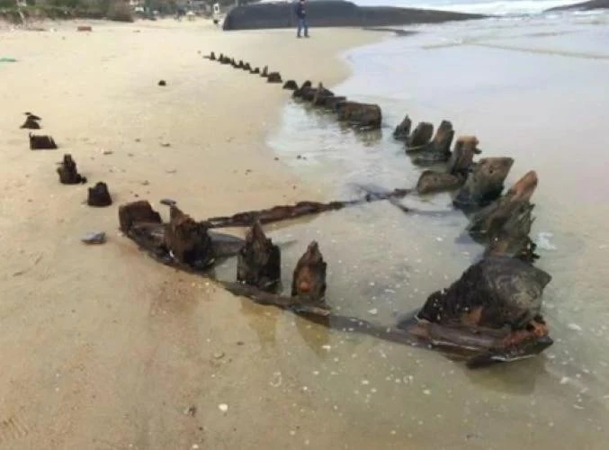 L’ancienne épave de Cam An, découverte le 26 décembre 2023, sur la plage de Thinh My, dans le quartier de Cam An, ville de Hoi An, province de Quang Nam. Photo: VNA