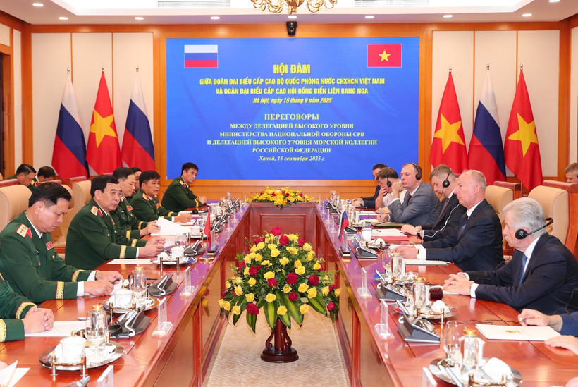 Entretien entre le ministre de la Défense, Phan Van Giang, et Nikolaï Patrouchev, conseiller du président russe Vladimir Poutine et président du Conseil maritime de Russie. Photo: VNA