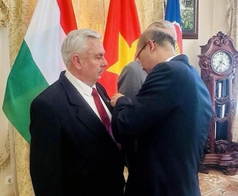 L'ambassadeur du Vietnam en Italie Bui Lê Thai remet l’Ordre d’amitié à deux responsables de l’Association d’amitié Hongrie-Vietnam. Photo: VNA