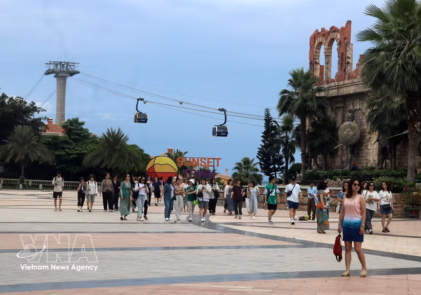 Des visiteurs au complexe touristique Sun World Hon Thom à Phu Quoc. Photo. VNA