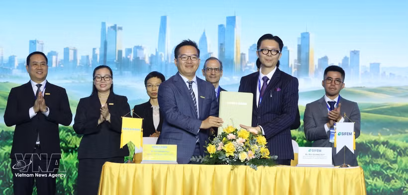 Signature de l’accord de crédit entre Nam A Bank et SIFEM. Photo: VNA