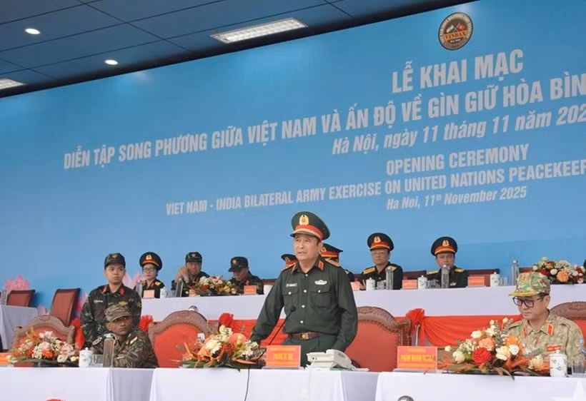 Le général de corps d'armée Phung Si Tân, chef d'état-major adjoint de l'Armée populaire du Vietnam à la répétition générale en vue de l'ouverture de l'exercice bilatéral Vietnam-Inde 2025. Photo: VNA