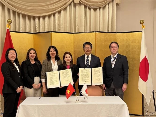 Signature de l'accord entre l'ambassade du Japon au Vietnam et l'organisation non gouvernementale Plan International Japan. Photo: VNA