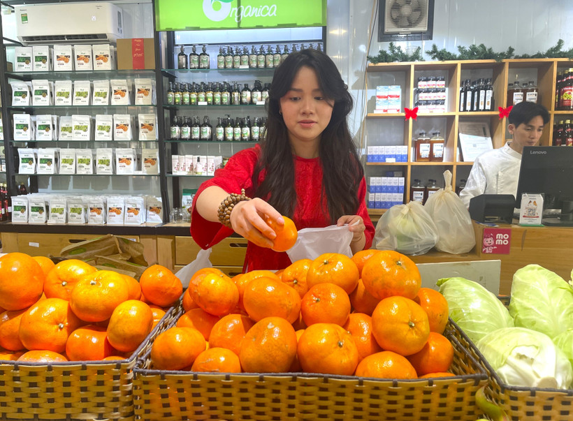 Des consommateurs choisissent de plus en plus de produits agricoles biologiques pour les paniers cadeaux du Têt 2026. Photo : VNA.