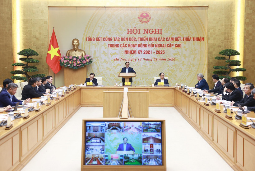 Le Premier ministre Pham Minh Chinh préside la conférence-bilan sur le suivi et la mise en œuvre des accords et engagements internationaux dans le cadre des activités diplomatiques de haut niveau pour la période 2021-2025. Photo: VNA