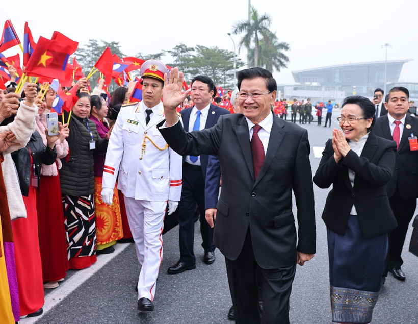 Le secrétaire général du PPRL et président du Laos, Thongloun Sisoulith et son épouse à l'aéroport international de Noi Bai. Photo: VNA